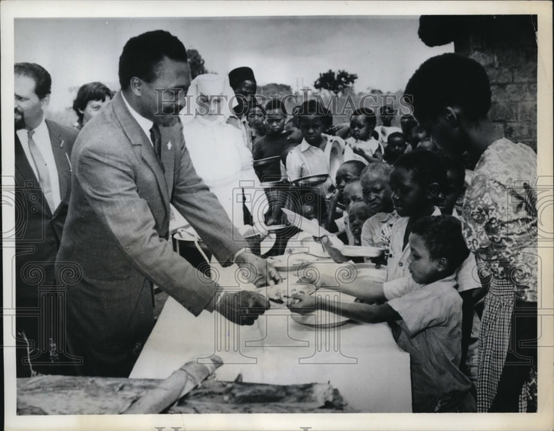 Load image into Gallery viewer, 1962 Press Photo Muinga Chokwe Serves Food To Starving Kenyan Children.
