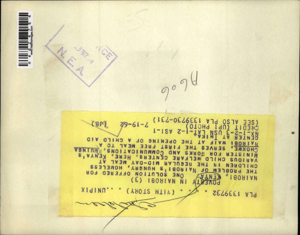 1962 Press Photo Muinga Chokwe Serves Food To Starving Kenyan Children.