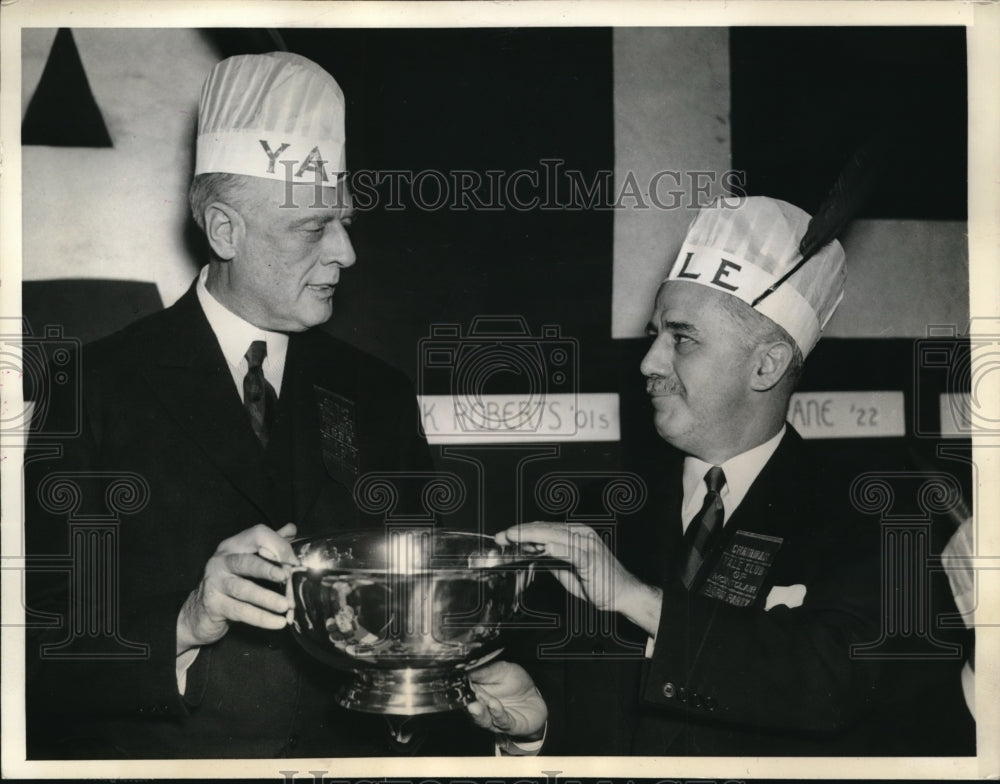 1936 Press Photo The "Yale Bowl" goes to Mr. Williamson a satrday night