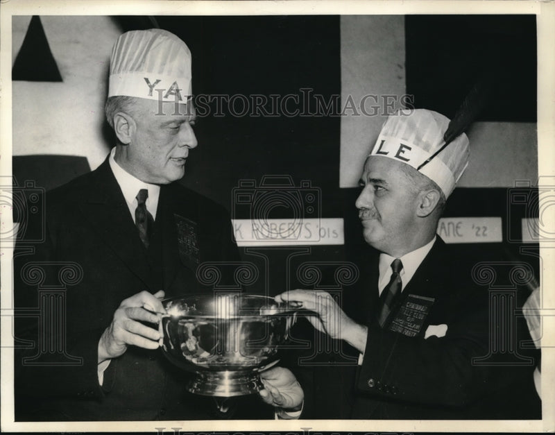 Load image into Gallery viewer, 1936 Press Photo The "Yale Bowl" goes to Mr. Williamson a satrday night
