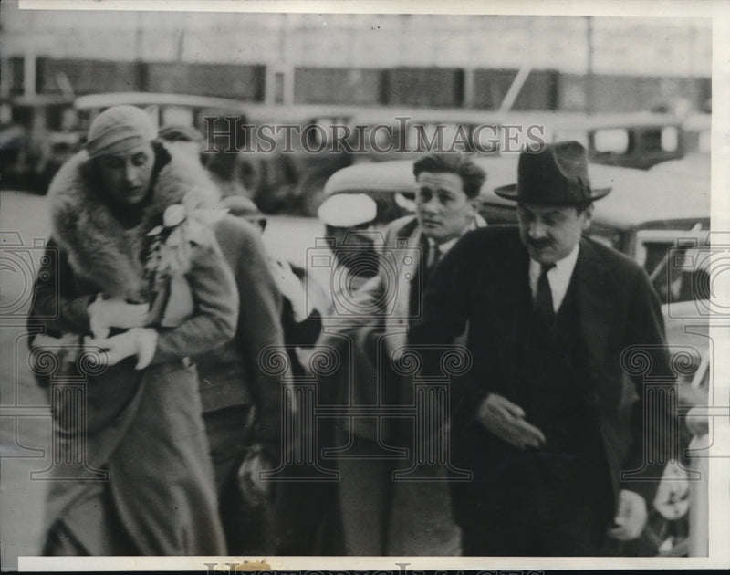 Load image into Gallery viewer, 1933 Press Photo Edward F. Swift Jr. and Mrs. Kathryn Thompson Mather Wed Near
