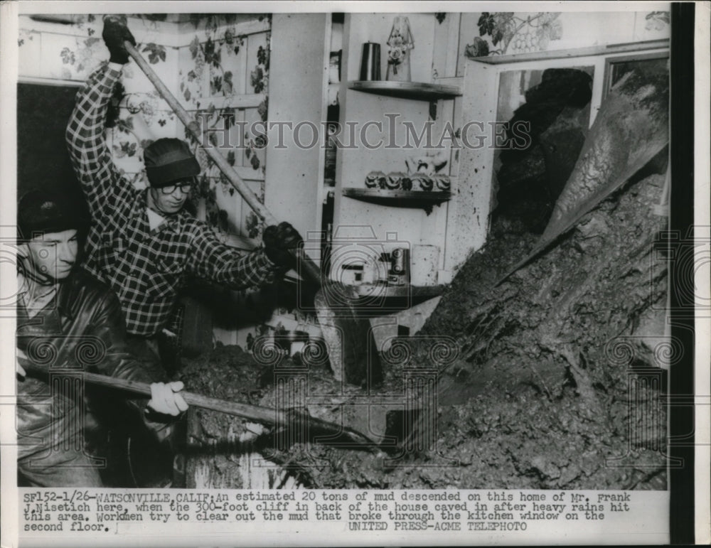 1952 Press Photo Workmen Clear Mud Out of House After Mudslide in Watsonville,