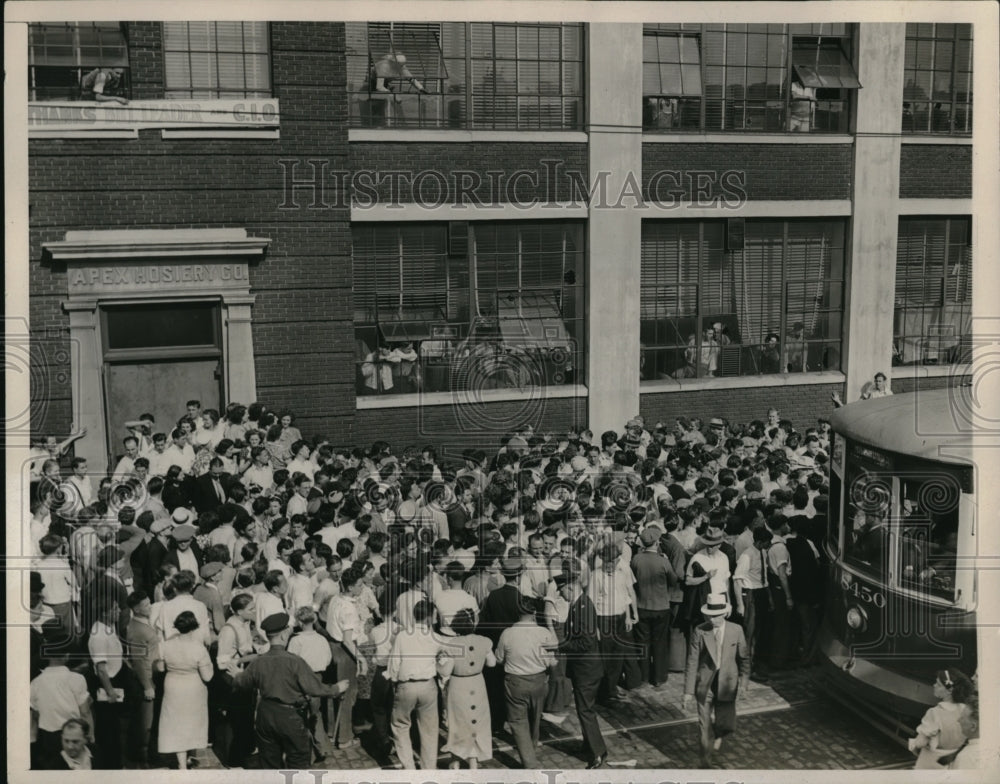 1937 Press Photo Sit Down Strikers Declared To Be Violating Anti-Trust Acts