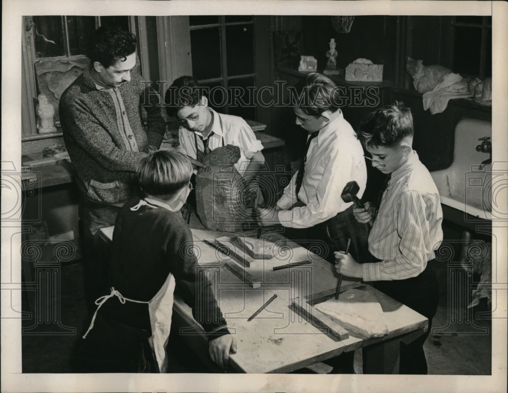 1940 Press Photo Instructor Criticizes The Work Of One Of The Boys