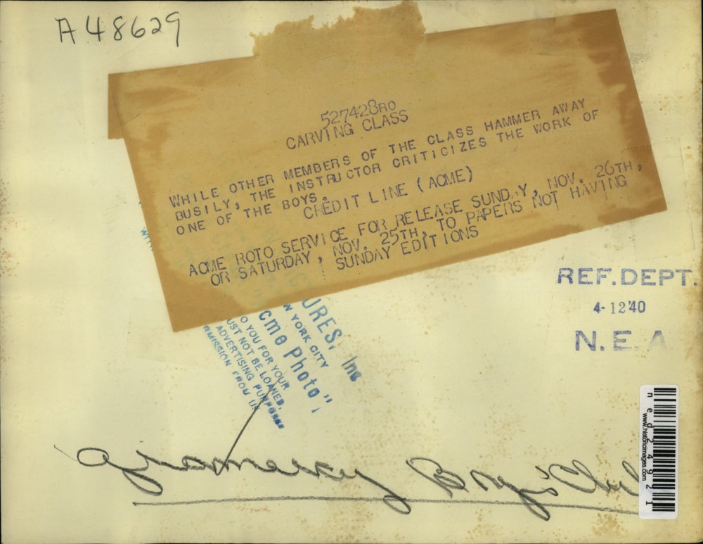 1940 Press Photo Instructor Criticizes The Work Of One Of The Boys