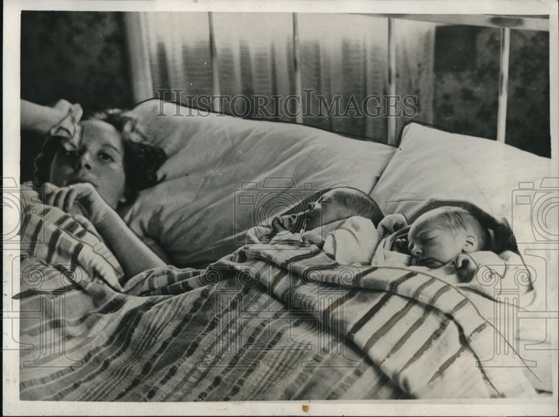 Load image into Gallery viewer, 1932 Press Photo Mr. and Mrs. J.P. Goetscher The Parents of Twin Boys Born Two
