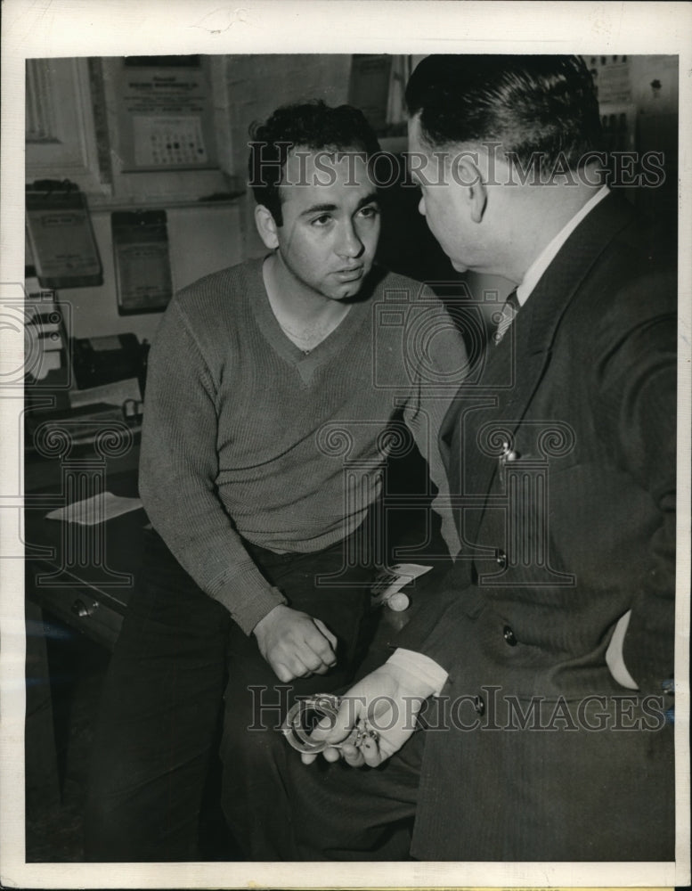 Load image into Gallery viewer, 1947 Press Photo Det.Ray Blackmore question Salvodore Vallenlunga charge of Rape

