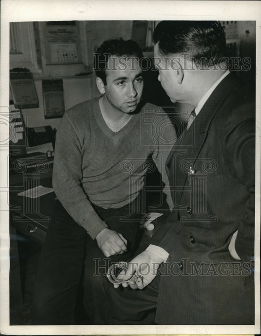 1947 Press Photo Det.Ray Blackmore question Salvodore Vallenlunga charge of Rape