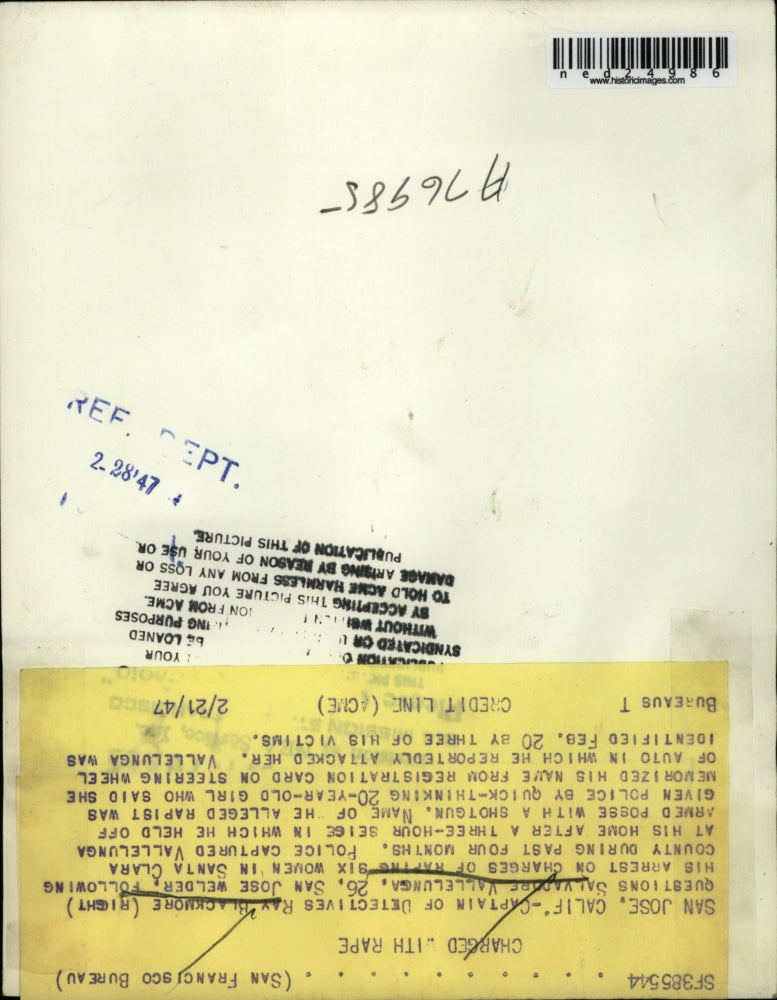 Load image into Gallery viewer, 1947 Press Photo Det.Ray Blackmore question Salvodore Vallenlunga charge of Rape
