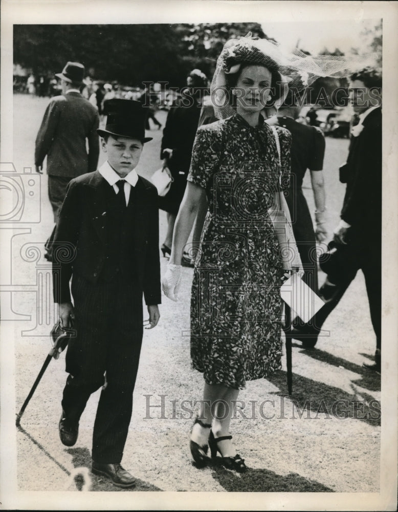 Load image into Gallery viewer, 1947 Press Photo Mrs Hubert Buxton with her traditionally-garbed etonian son,
