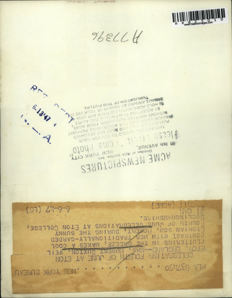 1947 Press Photo Mrs Hubert Buxton with her traditionally-garbed etonian son,