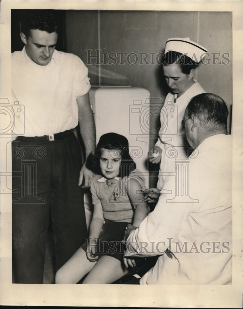 1940 Press Photo seeking vaccinations for typhoid at City Health Bureau were