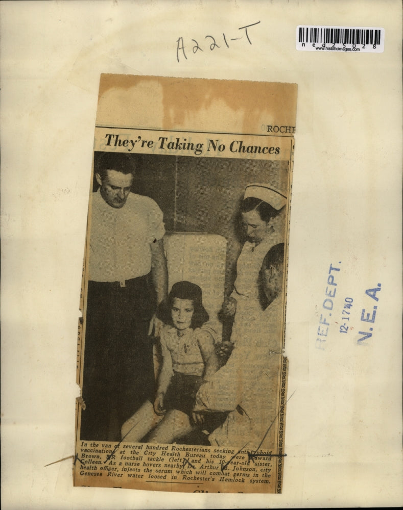 1940 Press Photo seeking vaccinations for typhoid at City Health Bureau were