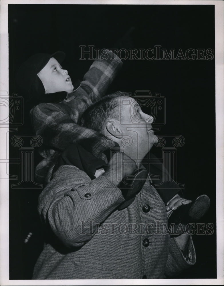 1955 Press Photo Public Square Christmas decorations looking at light Michael