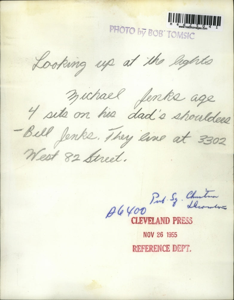 1955 Press Photo Public Square Christmas decorations looking at light Michael