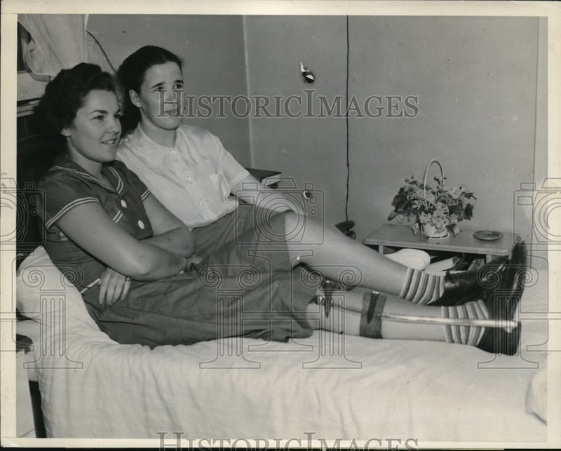 Load image into Gallery viewer, 1937 Press Photo Geraldine Ballou and Elizabeth Stine Afflicted with Paralysis
