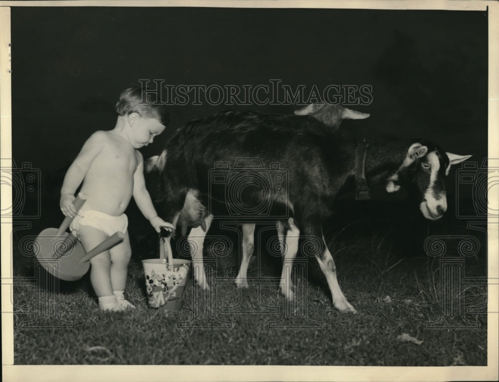 1938 Press Photo Erlan Noell with Nanny Goat, Miami, Florida. - ned25215