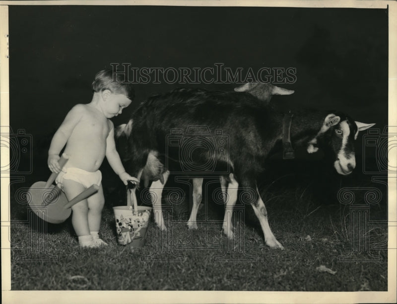 Load image into Gallery viewer, 1938 Press Photo Erlan Noell with Nanny Goat, Miami, Florida. - ned25215
