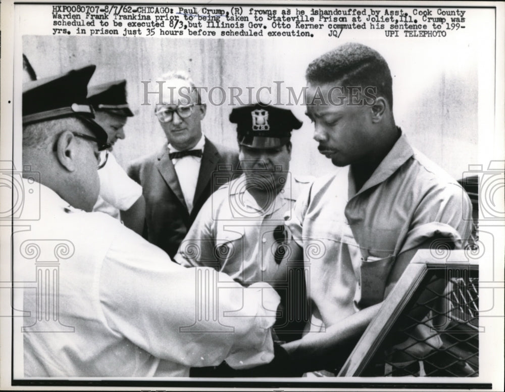 1962 Press Photo Chicago Paul Crump frowns as he is handcuffed by asst Cook