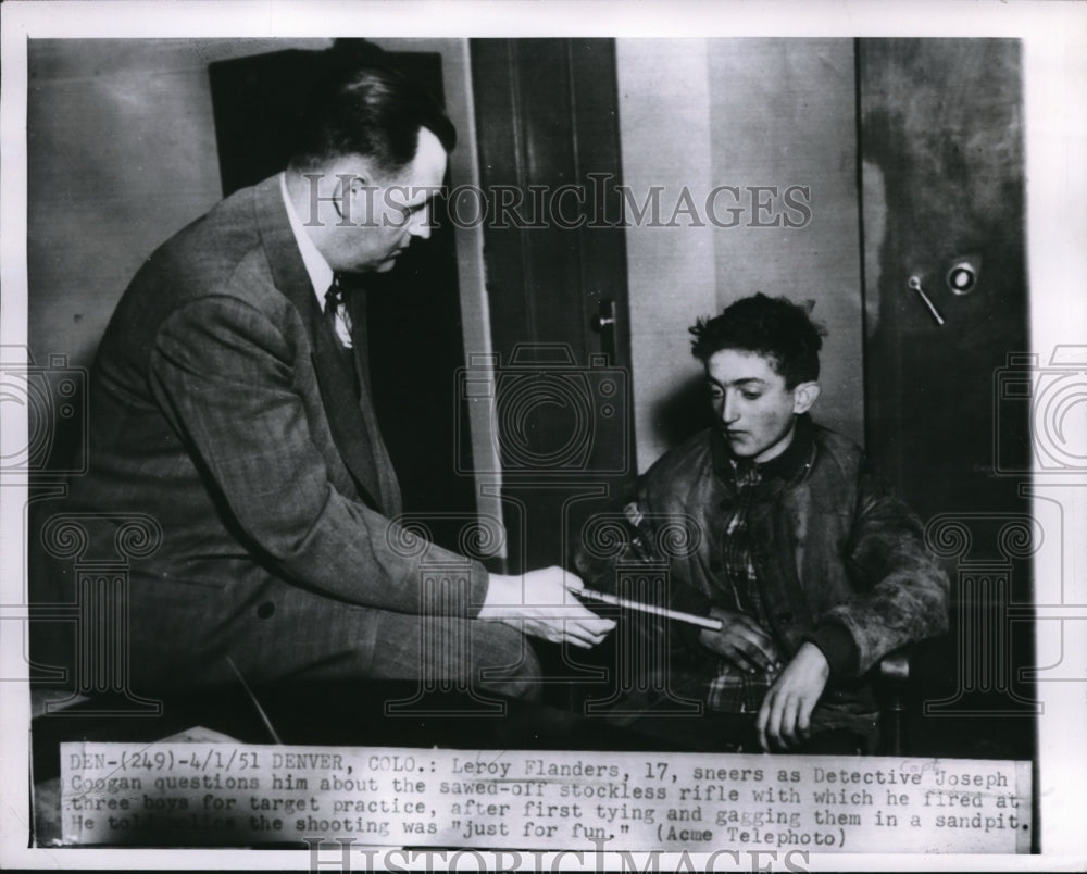 1951 Press Photo Leroy Flanders and Detective Joseph Coogan during questioning