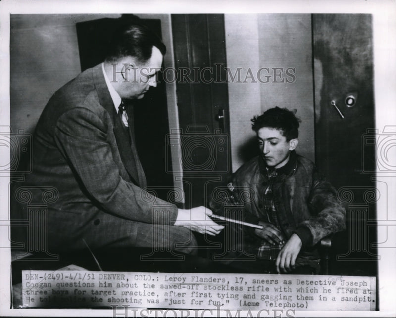 Load image into Gallery viewer, 1951 Press Photo Leroy Flanders and Detective Joseph Coogan during questioning
