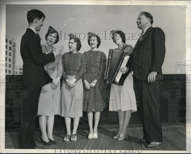 Load image into Gallery viewer, 1939 Press Photo Led by Fred Martin a Girls Quartet form the Shield Bible Inst
