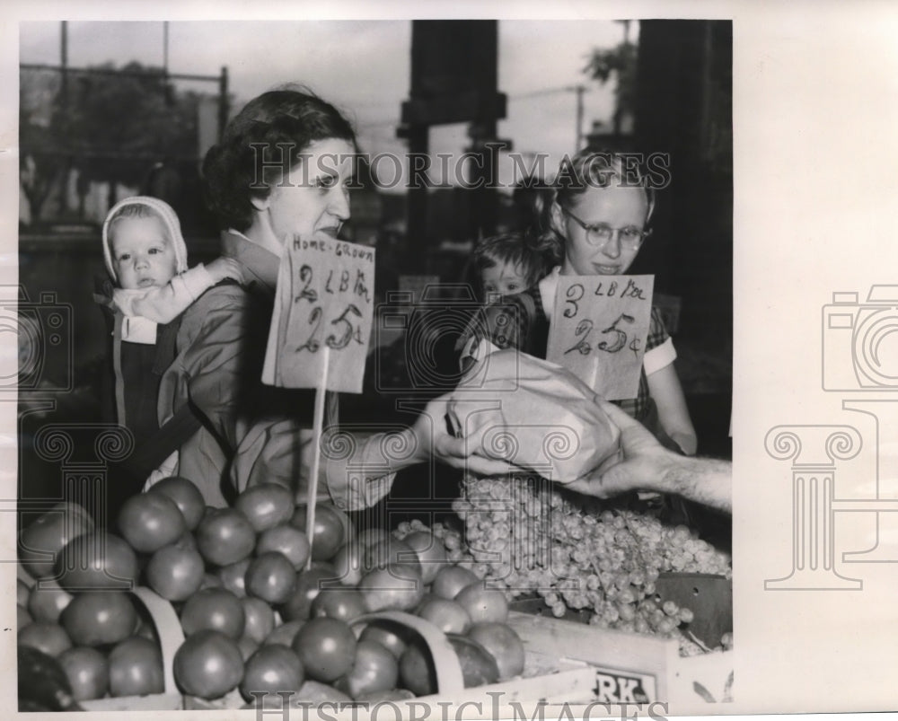 1951 Press Photo Piggy back shopping pioneers at West Side Market shown are Mrs
