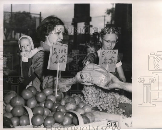 1951 Press Photo Piggy back shopping pioneers at West Side Market shown are Mrs