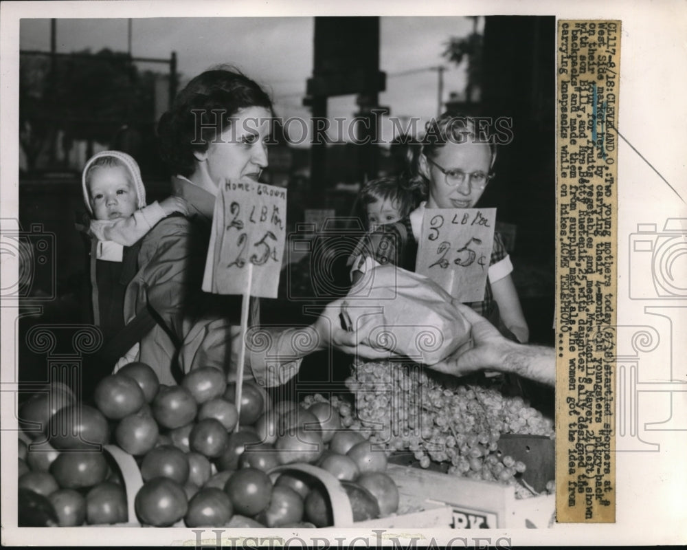 1951 Press Photo Cleveland2 mothers startled shoppers at a West Side Market