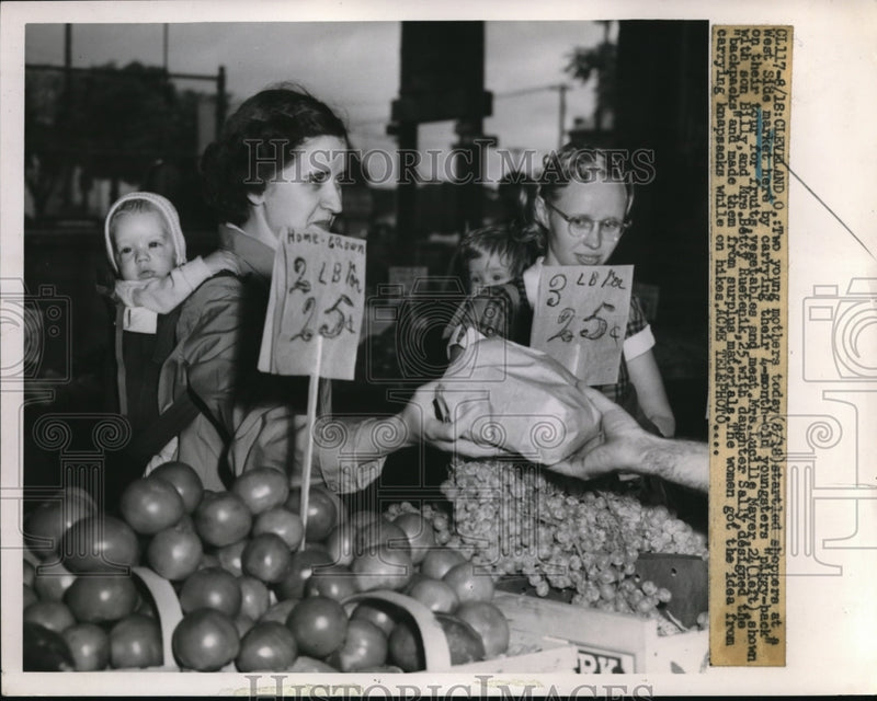 Load image into Gallery viewer, 1951 Press Photo Cleveland2 mothers startled shoppers at a West Side Market
