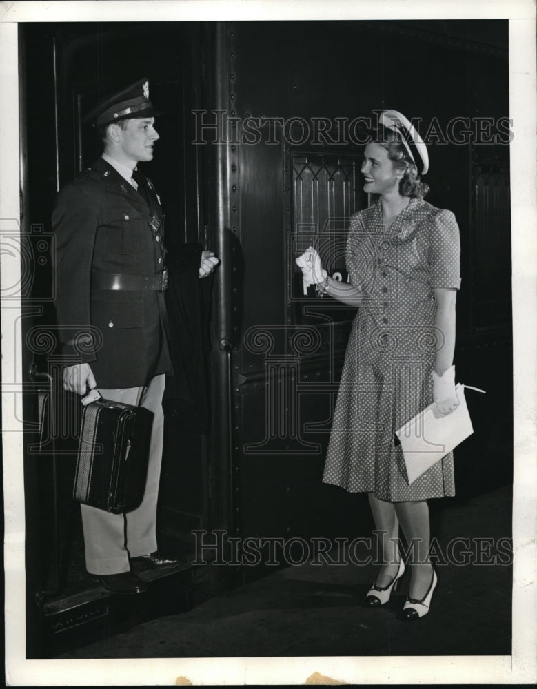 Load image into Gallery viewer, 1941 Press Photo Jay Thorpe Designed The Outfit Stars And Stripes Decoration
