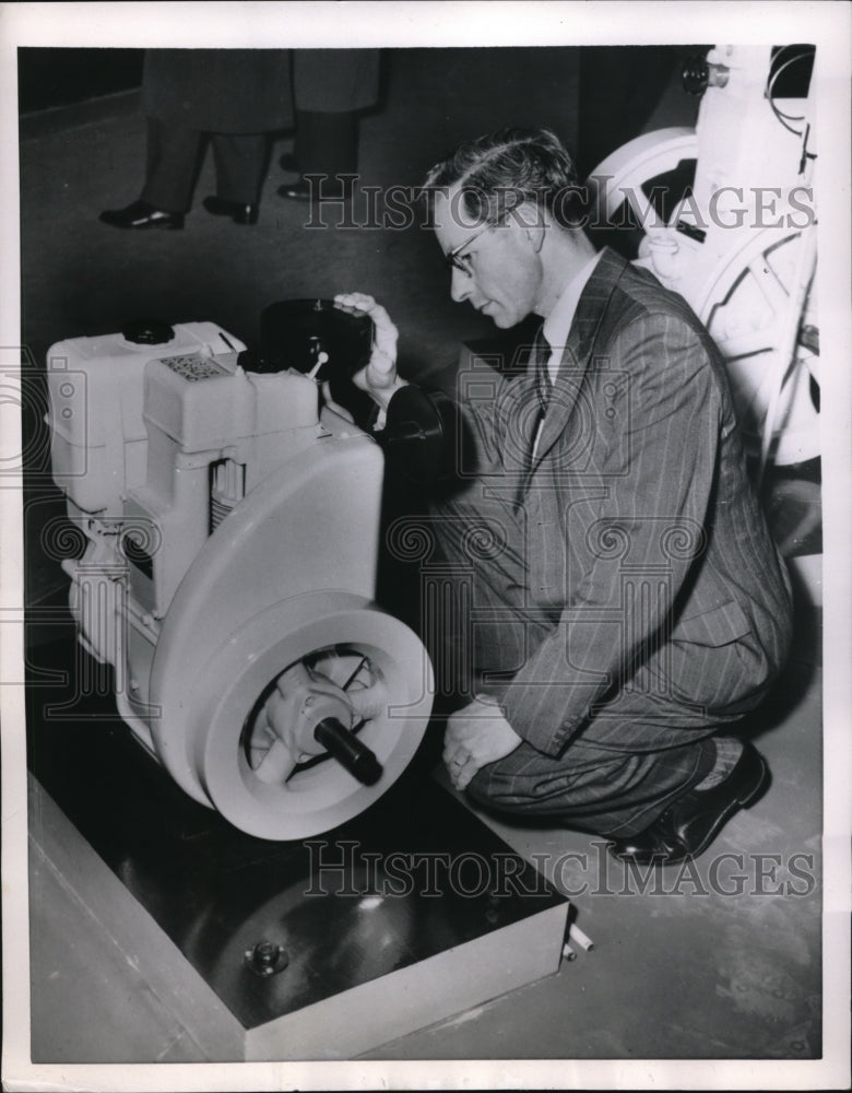 1954 Press Photo London Smallest Diesel Engine Air-Cooled Portable Power Plant