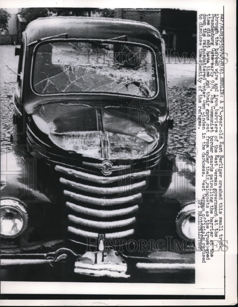 1961 Press Photo East Berliner Crashes Through Brandenburg Gate.