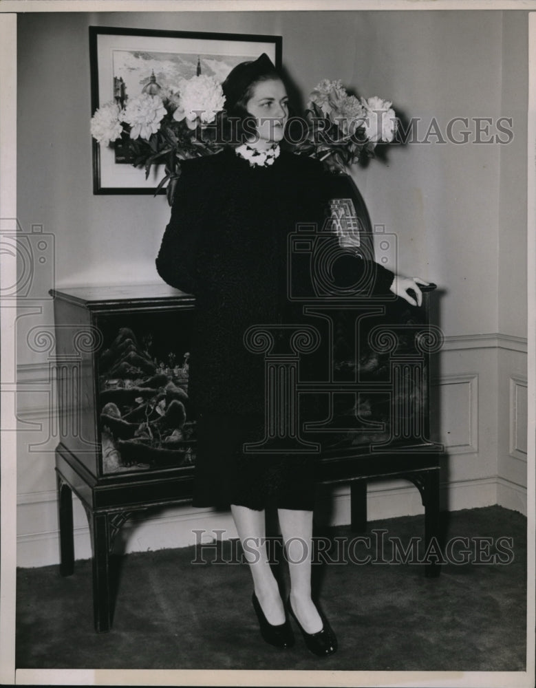 1937 Press Photo Jeanne Graham Wears New "Black Persian And Broadcloth Ensemble"