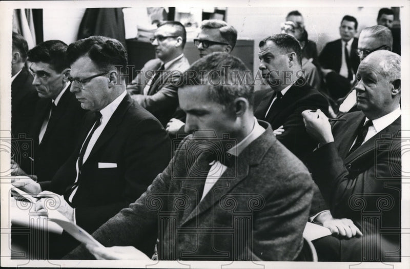 Load image into Gallery viewer, 1964 Press Photo Lake Count Mayors At Special Meeting
