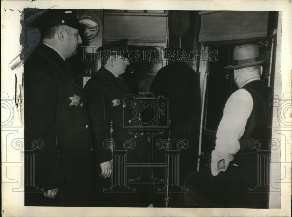 1941 Press Photo Morton Lewis and Max Terman Guard Bridge Booth During Strike in