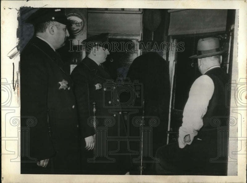 Load image into Gallery viewer, 1941 Press Photo Morton Lewis and Max Terman Guard Bridge Booth During Strike in
