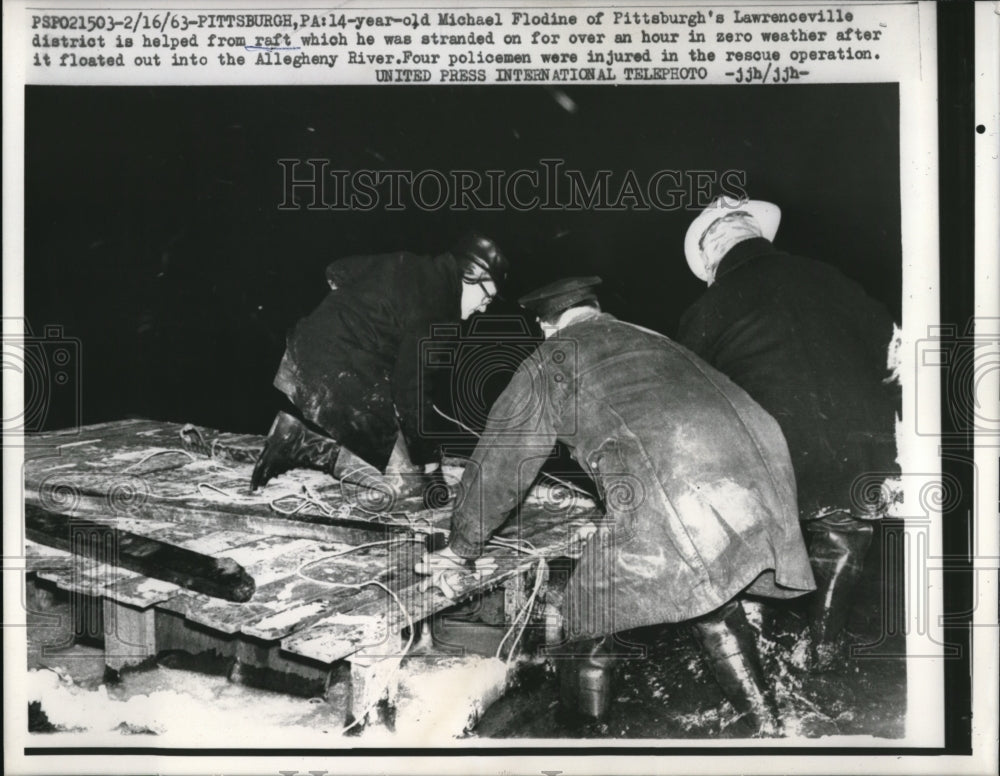 1963 Press Photo Michael Flodine Helped From Raft Floating Down Allegheny River.