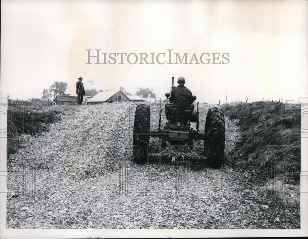 1960 Press Photo Felix Thummel Packs Lensilage Into "Silo" In Front Of Tractor