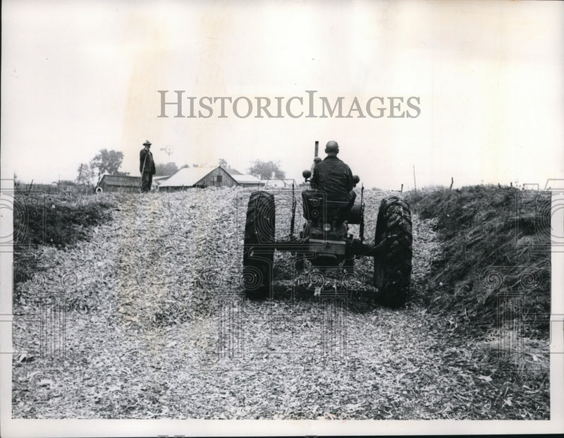 Load image into Gallery viewer, 1960 Press Photo Felix Thummel Packs Lensilage Into "Silo" In Front Of Tractor
