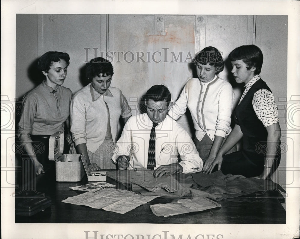 1954 Press Photo Male In Economics Class Gives 4 Brides To Be Lesson In Sewing