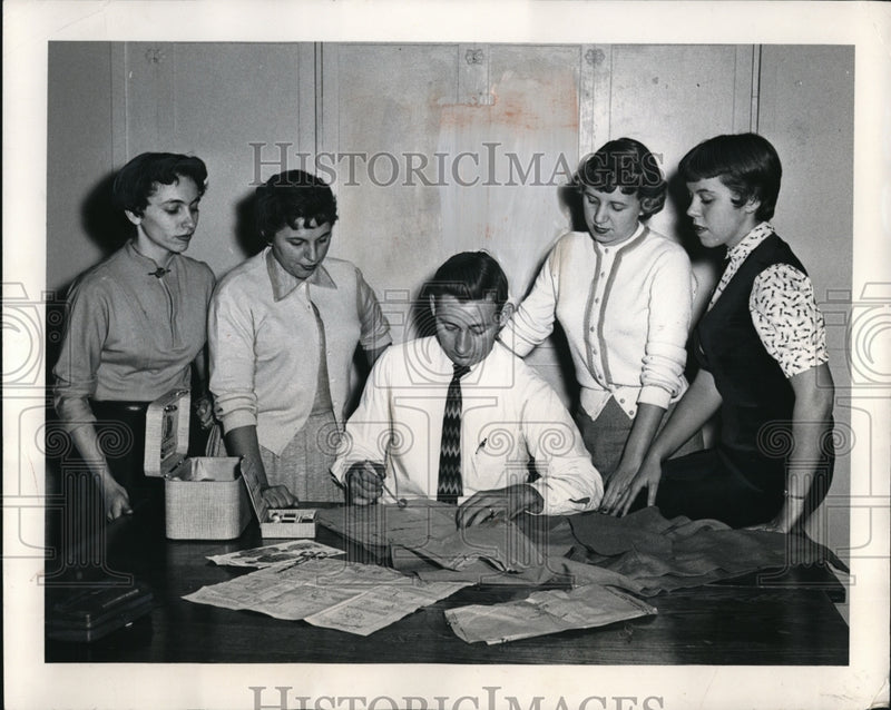 Load image into Gallery viewer, 1954 Press Photo Male In Economics Class Gives 4 Brides To Be Lesson In Sewing
