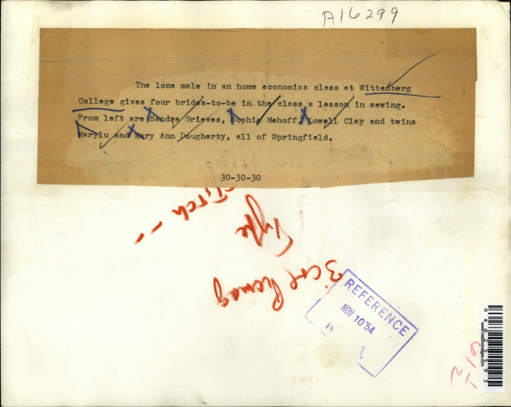 1954 Press Photo Male In Economics Class Gives 4 Brides To Be Lesson In Sewing