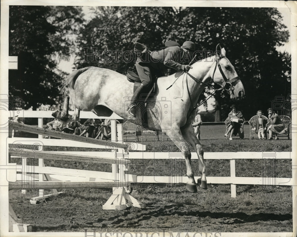 1931 Press Photo Miss Charlotte Gibdon Performing In Jumping Class