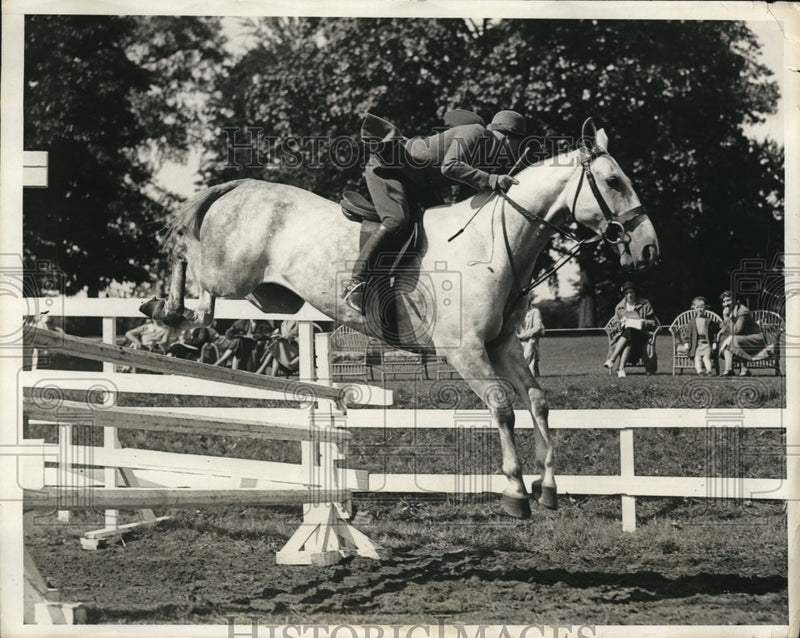 Load image into Gallery viewer, 1931 Press Photo Miss Charlotte Gibdon Performing In Jumping Class
