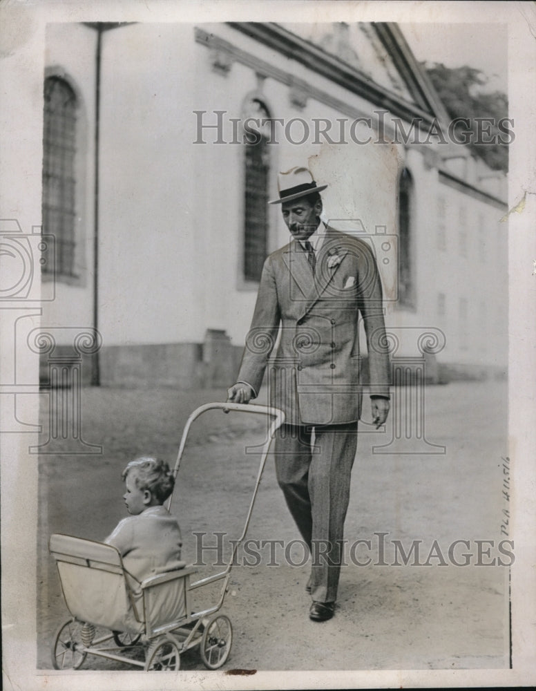 1937 Press Photo King Christian Of Denmark Pushes His Grand Daughter Around