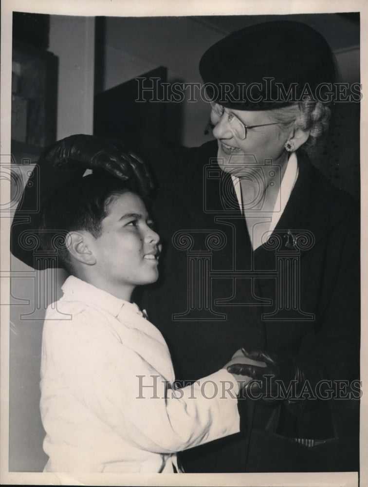 1946 Press Photo Mario M. Bailey Meets Adoptive Mother Mrs. C.A. Bailey