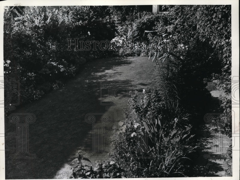 Load image into Gallery viewer, 1939 Press Photo First Prize City East Side Garden of Mrs Frank J Hlavin
