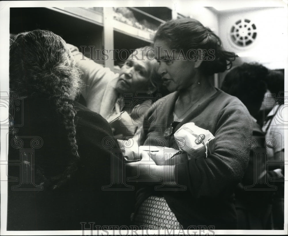 1961 Press Photo Customers of the Rolling Supermarket Clutter up the aisle