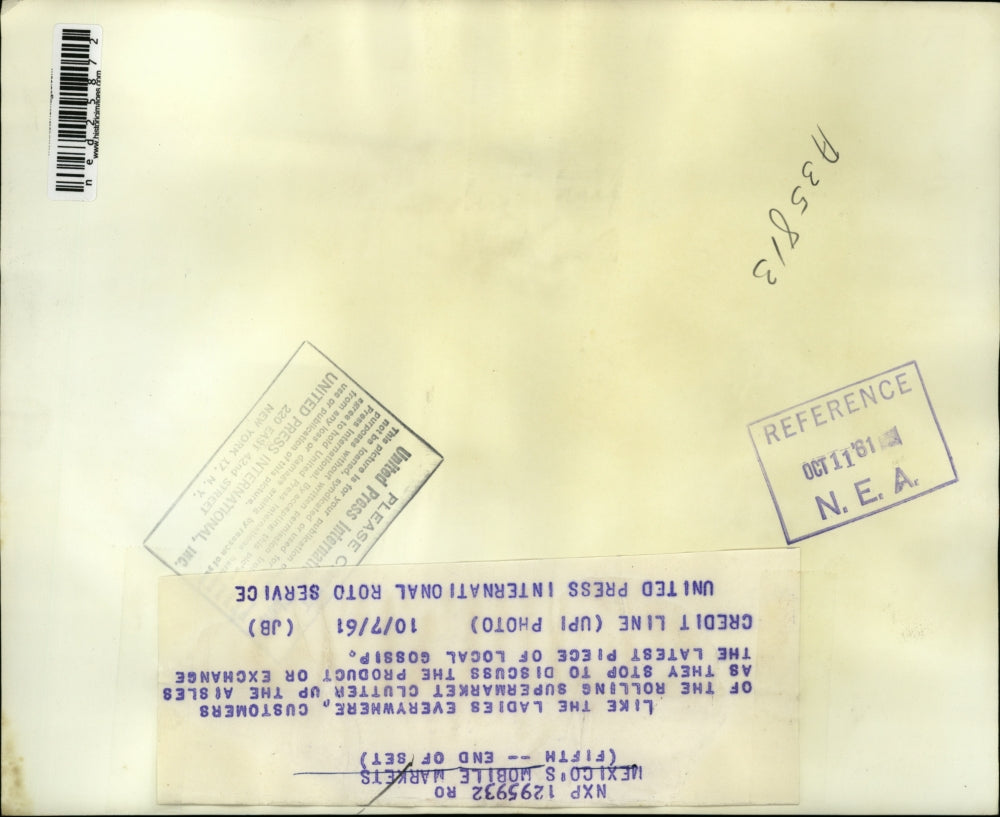 1961 Press Photo Customers of the Rolling Supermarket Clutter up the aisle